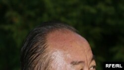 Казак элинин көрүнүктүү жазуучусу жана публицисти Мухтар Магауин. "Азаттык үналгысынын" сүрөтү. Прага ш. 2008-жылдын 31-августу.