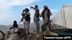 Owganystanda ýarym-resmi ýaragly toparlar "Talyban" jeňçilerine garşy söweşýärler.