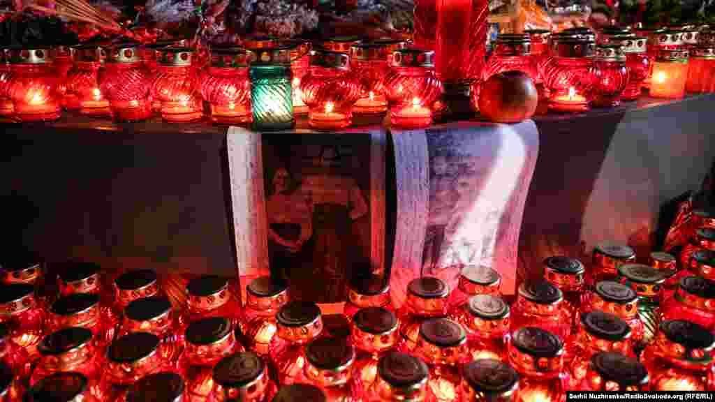 &laquo;Найголовніше зараз &ndash; Україна&raquo; &ndash; писав в листах Йосип Сталін. Для українців ці слова коштували мільйони життів. Чоловік шукає у Книзі пам&rsquo;яті прізвища померлих близьких 