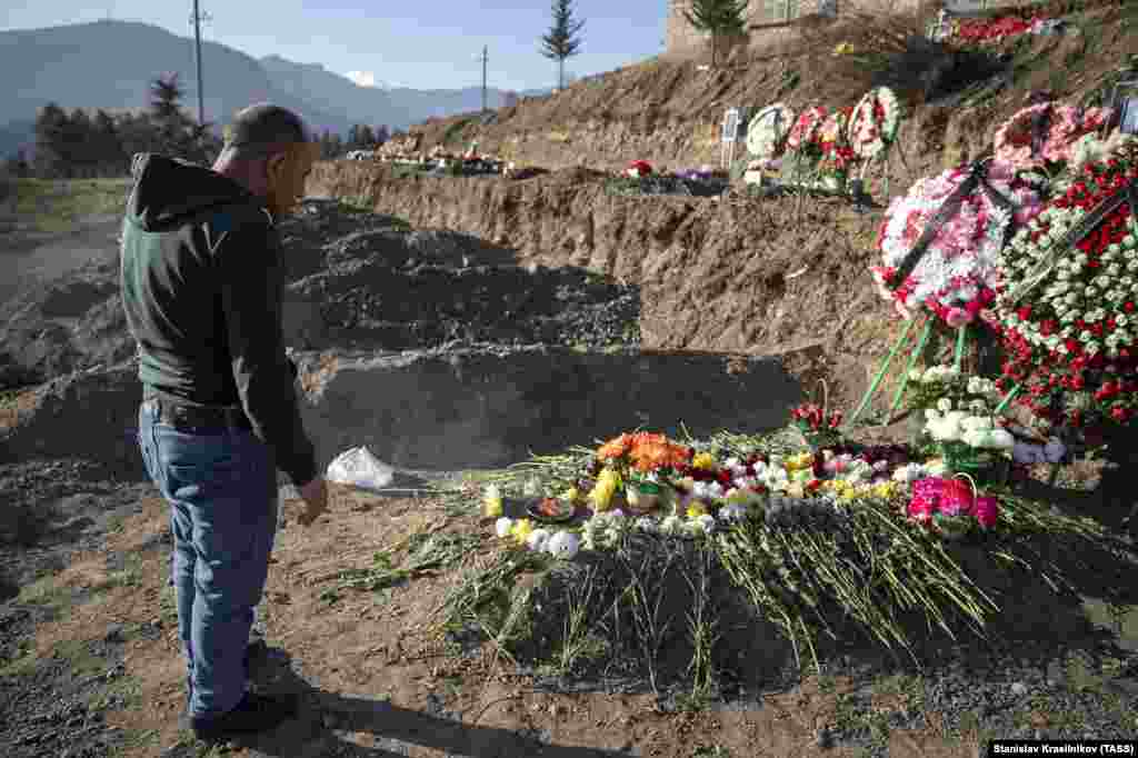Чоловік стоїть біля могили свого сина. За попередньою офіційною інформацією, бойові дії у Нагірному Карабасі 2020 року забрали життя 2 783 азербайджанських і 2 425 вірменських військовослужбовців. Ці дані, як зазначили з вірменського боку, є неповними, вони уточнюються