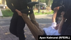 Алматыда полиция ондогон адамды кармап кетти