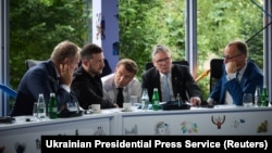 Президент Украины Владимир Зеленский (второй с левой стороны) и европейские лидеры обсуждают сообщения из Стамбула, Тирана, Албания, 16 мая 2025 года