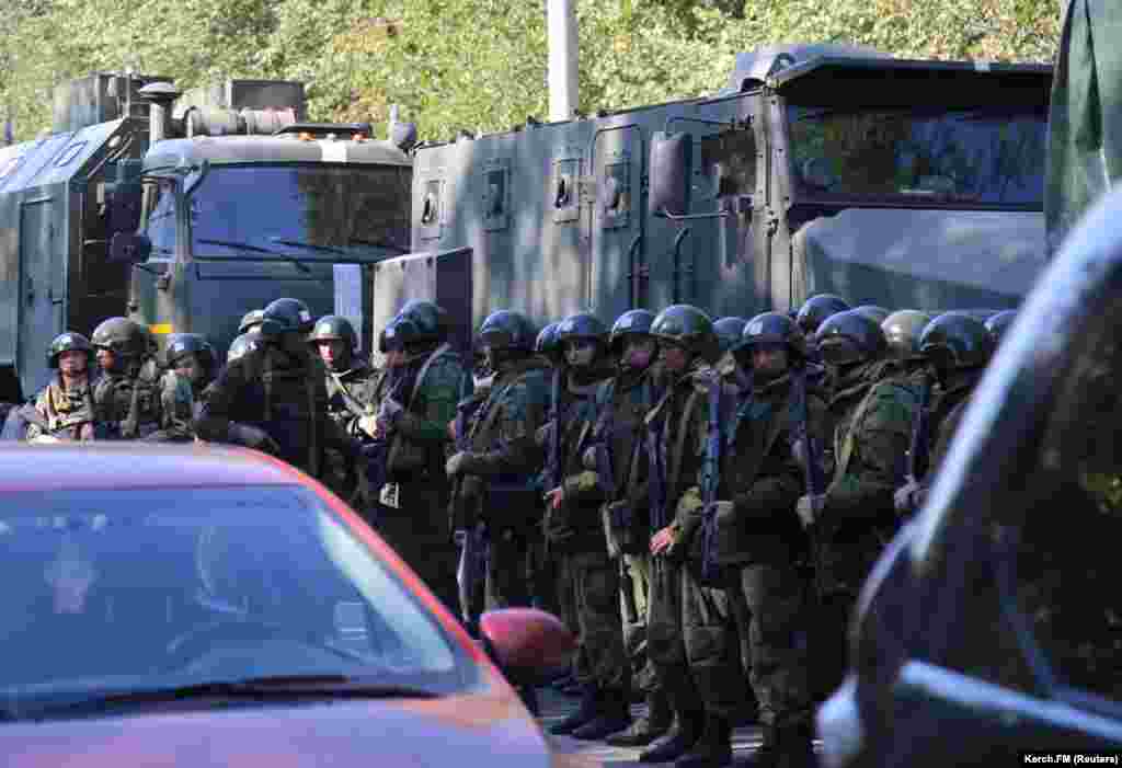 Сотрудники силовых органов на месте трагедии.&nbsp;