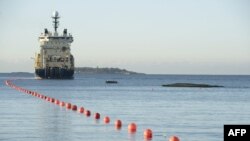 Brod postavlja sada oštećeni telekomunikacioni kabl blizu Helsinkija u oktobru 2015.