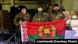 Спэцназаўцы зь Беларусі пасьля дастаўкі грузу расейцам. Сваю арганізацыю яны назвалі па-расейску «Честь», што азначае «Гонар»