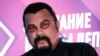 Steven Seagal, az orosz állampolgárságot kapott amerikai akcióhős egyike azoknak a celebeknek, akik megerősíthetik a hatalomban az Egységes Oroszország kormánypártot (bár ő egy látszatra ellenzéki erőt támogat).