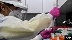 Një hulumtuese brenda një laboratori.