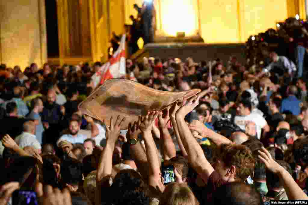 Протестующие отбирали защитные щиты и шлемы у полицейских