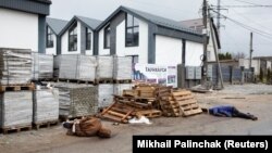 Тела на убити в Буча. Един от убитите е с вързани ръце.