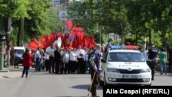 1 Mai la Chișinău: Fizionomii de alegători socialiști în marș