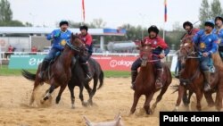 Астанада өтүп жаткан беттеш учуру. 