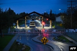 В'їзд на базу Ельмендорф-Річардсон на Алясці, де 15 серпня мають відбудуться переговори Трампа і Путіна