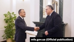 Новий угорський посол Іштван Ійдярто (справа) почав працювати в Києві у листопаді
