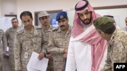 محمد بن سلمان بن عبدالعزیز، وزیر دفاع عربستان در میان مقام‌های نظامی آن کشور در حال رصد عملیات در یمن