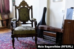 ზაირას სავარძელი და ვიოლინო