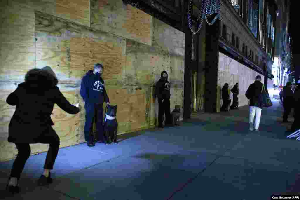 Biztonsági őrök állnak a Saks bedászkázott üzlete előtt New Yorkban az amerikai elnökválasztás előestéjén.