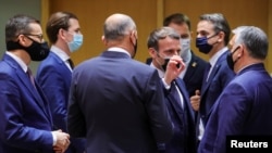 امانوئل مکرون، رئیس‌جمهور فرانسه، در میان برخی دیگر از مقامات اروپایی در اجلاس اتحادیه اروپا در بروکسل، ۱۰ دسامبر ۲۰۲۰