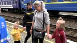 Copiii ucraineni traversează țara spre siguranță, cu ajutor umanitar