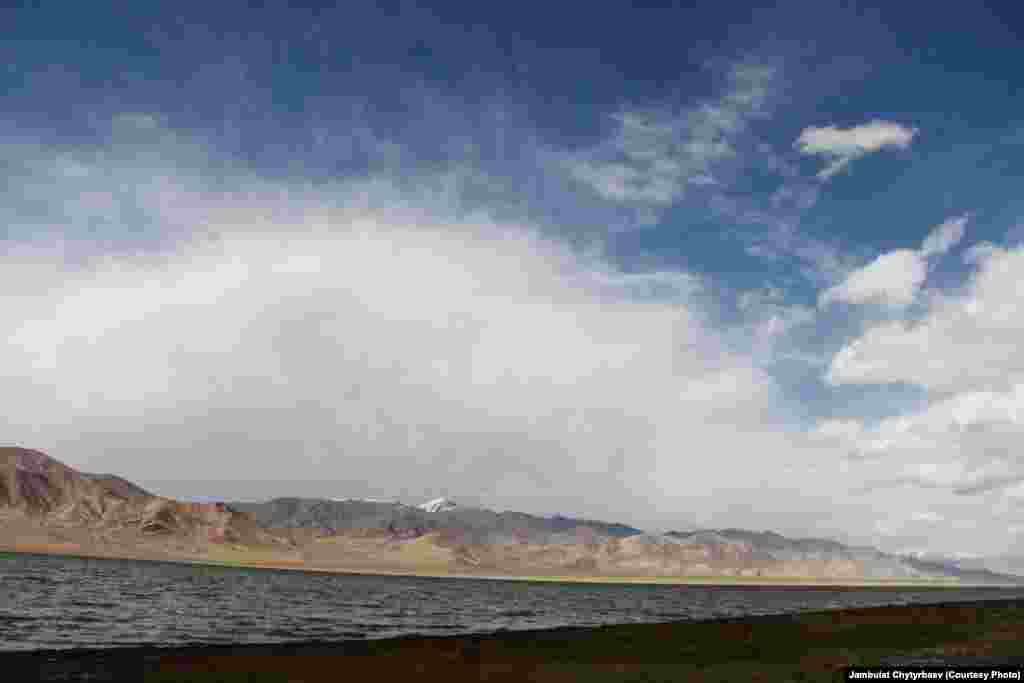 Сүрөттө: Ыраң-Көлдөн Кытай тараптагы Муздак-Ата чокусунун көрүнүшү (7546 м)