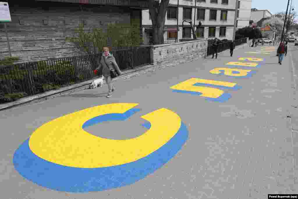 Напис «Слава Україні» на тротуарі перед посольством Росії у Варшаві, Польща, сфотографований у квітні 2022 року