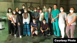 Медработники, привлеченные для работы в реанимации в стационаре на бывшей авиабазе Ганси.