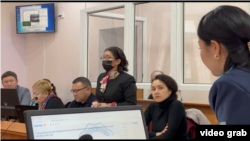 "Бұрынғы күйеуін өлтіру үшін киллер жалдаған" деген айып тағылған Эльвира Еркебаева (оң жақтан екінші отыр) мен оның сыбайласы Максим Кузнецовтың соты (видеодан скриншот)