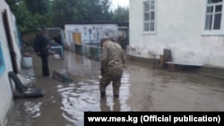 Затопленные дворы домов в Балыкчи. Фото МЧС. 