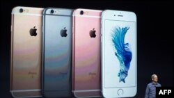 Apple компаниясынын аткаруучу директору Тим Кук коомчулукка iPhone 6s смартфонун көрсөтүүдө. Сан Франциско, 9-сентябрь 2015
