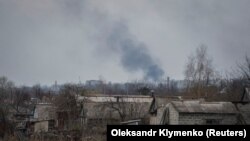 Дим по време на руски обстрел в покрайнините на фронтовата линия в град Бахмут, Донецка област, Украйна, 6 април 2023 г.