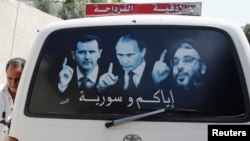پوستری پشت یک خودرو در سوریه که تصاویری از رهبر حزب‌الله لبنان و رئیسان جمهوری سوریه و روسیه را نشان می‌دهد