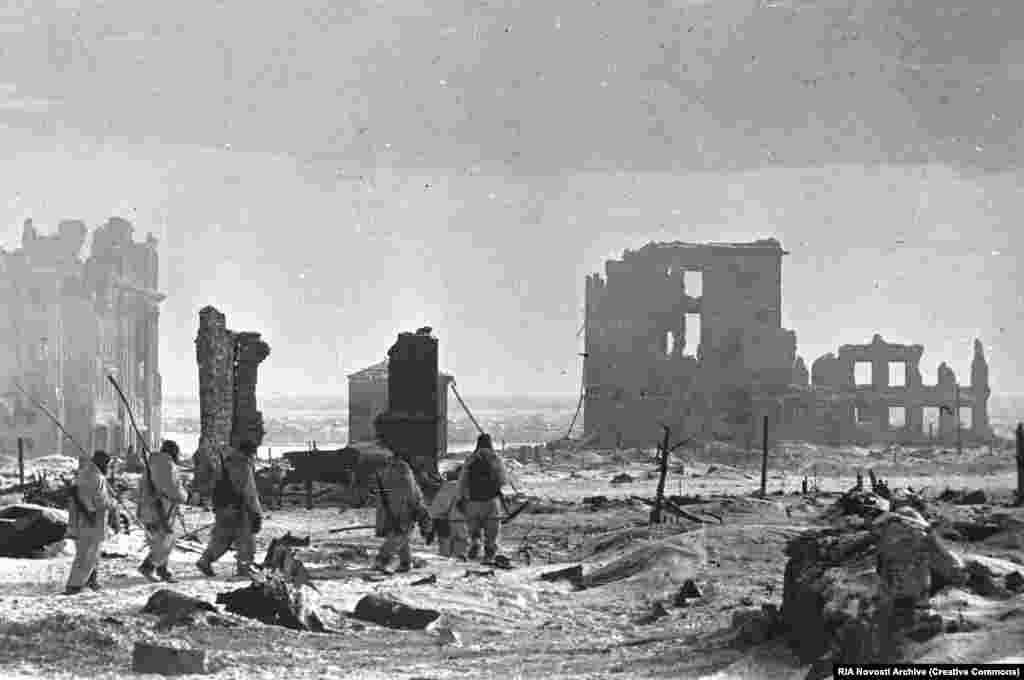 Soldații Armatei Roșii, în camuflaj de iarnă, patrulează centrul Stalingradului în 1943. Bătălia pentru Stalingrad, câștigată de Armata Roșie, a fost finalul ofensivei naziste în Uniunea Sovietică. Începând din primăvara anului 1943, forțele germane au bătut în retragere, iar armata sovietică le va împinge până la Berlin. &nbsp; &nbsp;