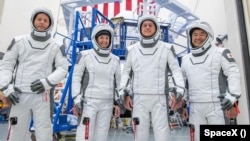 Nemcsak a francia kisiskolások, de a Crew Dragon legénysége között a bal szélen álló Thomas Pesquet is készül a kilövésre