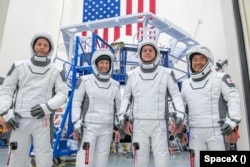 “SpaceX” компаниясынын космос кемесинин 2-экипажынын мүчөлөрү: француз Тома Песке (Thomas Pesquet) мырза, америкалыктар Меган МакАртур айым менен Роберт Шейн Кимбро мырза (командир) жана жапон Акихико Хошиде мырза. Алар 2021-жылы 22-апрелде космоско учушат.