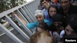 В очереди у президентской администрации – не меньше тысячи человек. В напряжении пребывают и те, кто стоит в ней (боятся не успеть), и местные жители, которым совсем не нравится, что в их районе собралась совсем немаленькая толпа людей