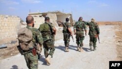 این تصویر گروهی از سربازان ارتش سوریه (یا حامیان) آنها را ۲۴ مهر ماه، در نزدیکی پایگاه کویرس نشان می‌دهد