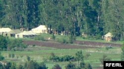 Журналист Яго Нацвлишвили сообщает, что в последнее время по грузинским селам вдоль югоосетинской административной границы гуляет слух о том, что в Цхинвали полным ходом идет эвакуация мирных жителей