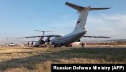 Békefenntartókat szállító orosz katonai gépek landolnak az Erebuni Repülőtéren, Jereván határában, 2020. november 10-én.