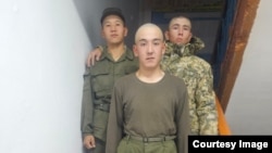 Мұхамедияр Тастан (ортада).