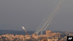 تصویری آرشیوی از شلیک راکت از نوار غزه به سوی اسرائیل