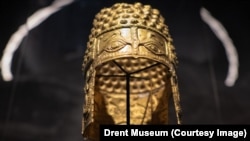 Coiful dac de la Coțofenești, una dintre piesele furate de la Muzeul Drents din Olanda. 