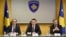 Albin Kurti i dosadašnji njegovi zamenici Avdullah Hoti i Haki Abazi, fotografija sa prve sednice Kurtijeve vlade u februaru 2020