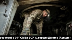 Украинский военный заряжает снаряд в гаубицу вблизи прифронтового города Часов Яр, Донецкая область, 14 июня 2025 года