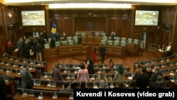 Tensione mes deputetëve në Kuvendin e Kosovës, 6 maj 2021.