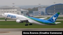 Шереметьево аэропортунан көтөрүлүп бараткан учактардын бири. 