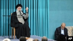 علی خامنه‌ای (چپ)، رهبر جمهوری اسلامی، و در کنار او، مسعود پزشکیان، رئیس‌جمهوری اسلامی 