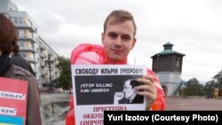 Jurij Izotov a szeparatizmus vádjával bebörtönzött krími tatár vezető, Ilmi Umerov szabadon engedéséért tüntet. „A megszállás a bűntett, nem az ellene való tüntetés” ‒ áll a feliraton