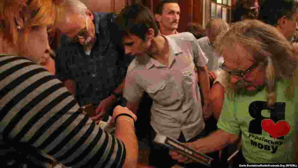 Охочі придбати нову книгу