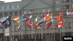 Zastave zemalja, članica NATO istaknute u Noordwijku, oktobar 2007. godine.