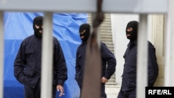 К моменту смерти Паата Кардава являлся офицером военной разведки в регионе Самегрело. Супруга погибшего сказала, что ранее ей намекали на возможное сотрудничество ее мужа с российскими спецслужбами, и что это могло послужить причиной его убийства