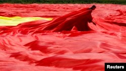 Під час розгортання рекордного прапора, 27 травня 2013 року